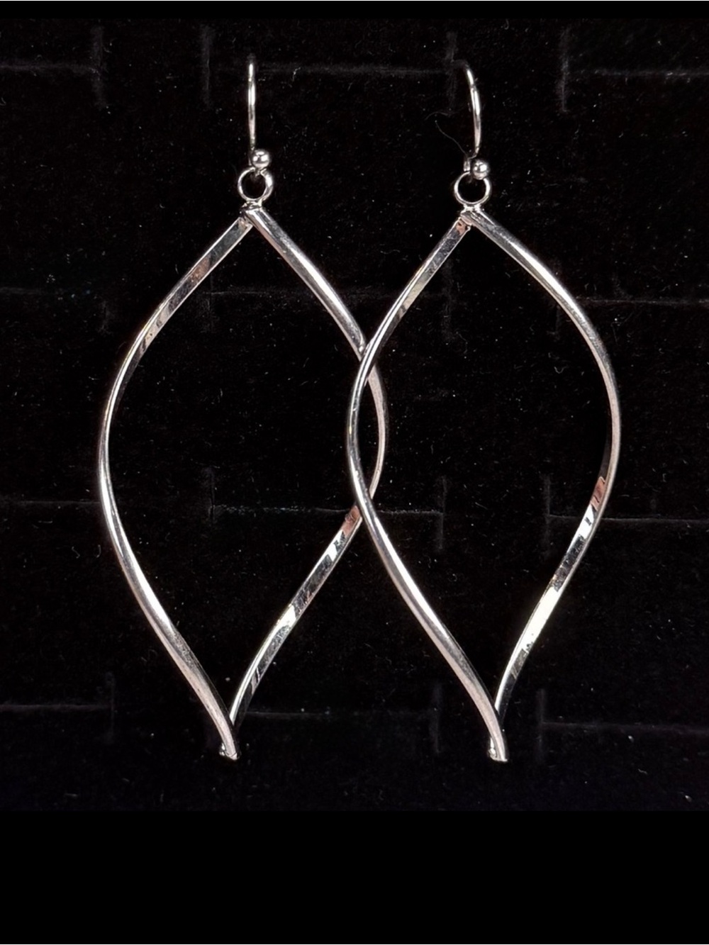 Silvertone light weight pierced dangle earrings
